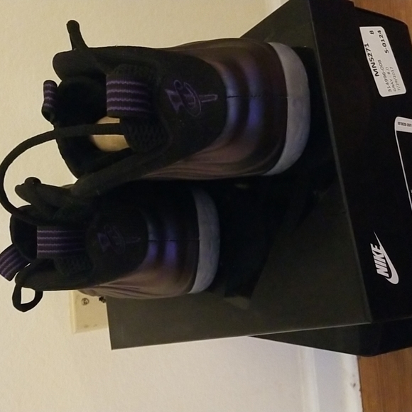 Basketball Shoes - Picture 4 of 5